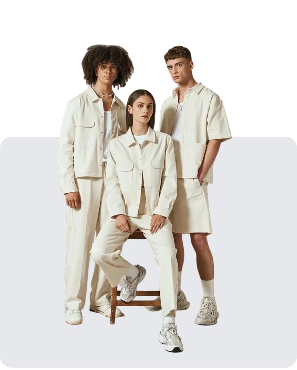 Modelos con ropa minimalista en tonos claros
